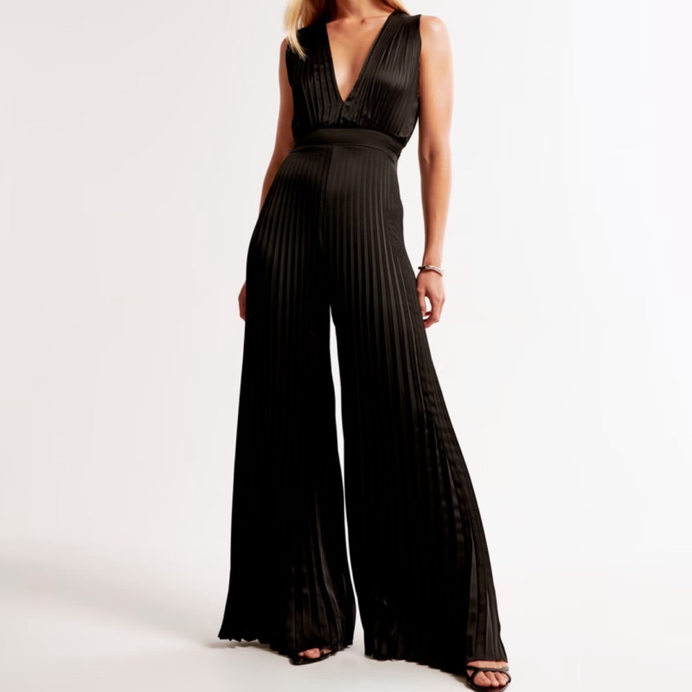 🔥 The A&F Giselle Pleated Jumpsuit Sz small New with tag - Picture 1 of 7
